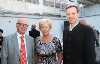 Die Präsidenten des Fördervereins Unisono und der Komponist.